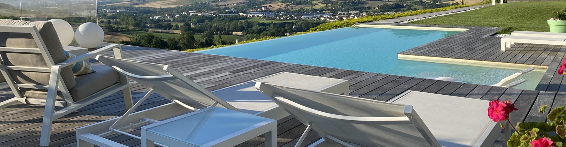 Piscina a sfioro con vista panoramica su colline e montagne.